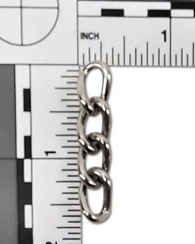 Gleaming 2.5mm nickel-plated steel chain with long, sturdy links, perfect for durability and bird-safe use per foot.