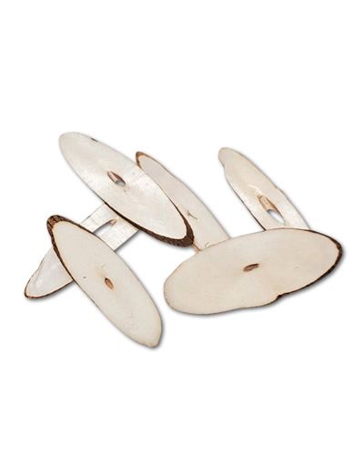Crunchy sola wood chips, perfect as a natural bird toy part for small birds, showcasing a lightweight, textured design.